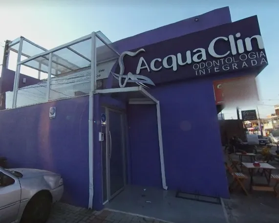 Fachada roxa da Acquaclin com o letreiro da clínica